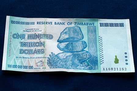 Ein 100 Trillionen Dollar Geldschein aus Zimbabwe