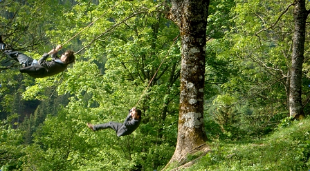 Schaukeln im Wald