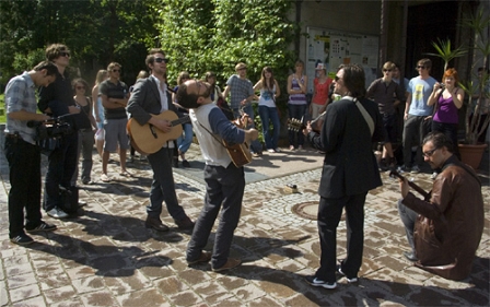 Musiker spielen auf einem öffentlichen Platz