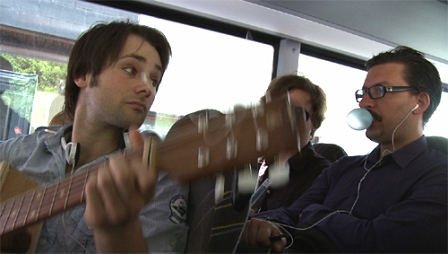 Musiker mit Gitarre in einem Bus