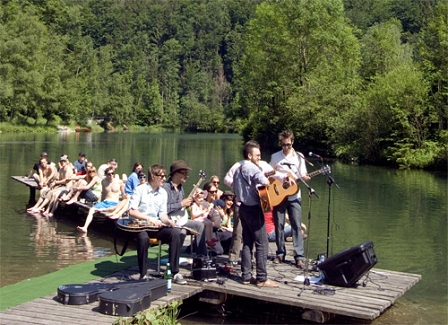 Band spielt auf einem Steg im See