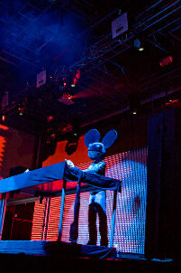 DJ Deadmau5 mit seinem Helm. Er steht hinter dem Mischpult.