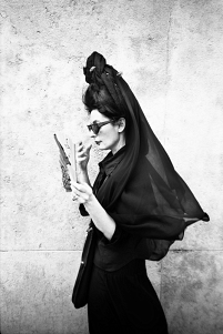 © Miguel Villalobos diane pernet in schwarz mit turmfrisur, schleier und sonnebrille. sie raucht.