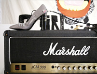 High Heeled Shoe Guitar von den Chicks on Speed