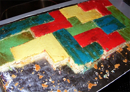 Ein Kuchen in Form bunter "Tetris"-Teile.