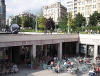 innenhof mit cafe und menschen am erzsebet ter