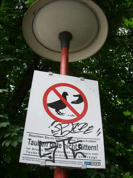 Tauben füttern verboten-Schild in Graz