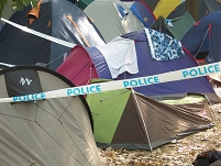 Zeltplatz hinter Polizeiabsperrung