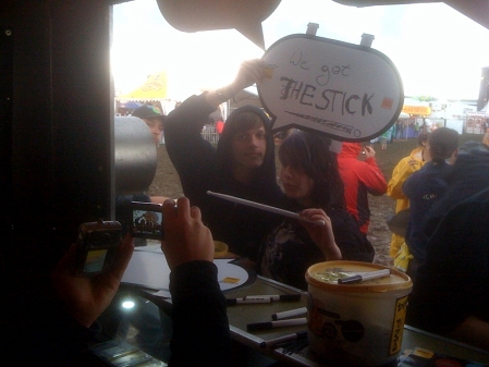 Dir En Grey Fans mit Originaldrumstick.