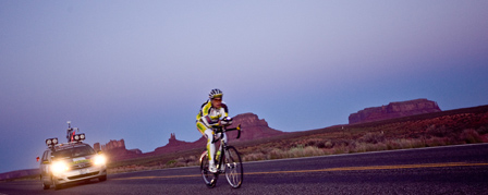 © Alexander Karelly Christoph Strasser faehrt auf dme Rad durch das monument valley