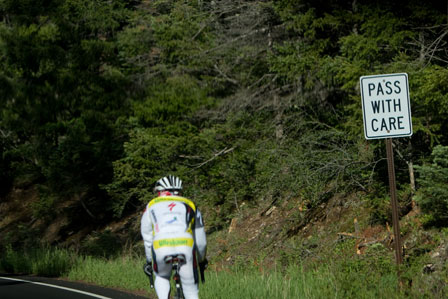 © Alexander Karelly Christoph strasser faehrt neben strassenschild
pass with care
