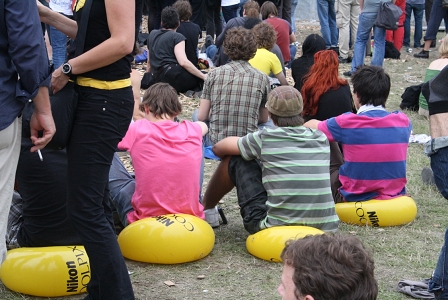 menschen sitzen auf wasserbällen