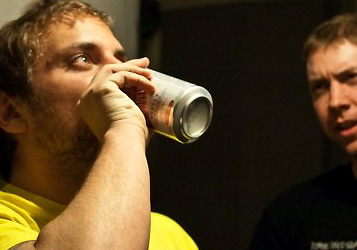 © meanbucket.net DJ Tuco mit einer Getränkedose in der Hand; Quime im Hintergrund.