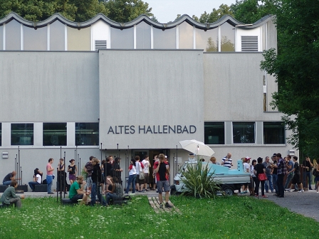 Leute vor dem alten hallenbad in feldkirch