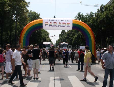 Regenbogen am Beginn der Parade