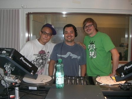 dj junior deep von drumagick gemeinsam mit functionist und beware im fm4 sendestudio. 