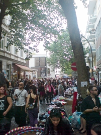 Flohmarktstände am Straßenfest im Hamburger Schanzenviertel. Viele Leute