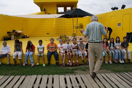 kinder singen vor dem bellevue haus