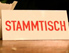 Schild auf dem "Stammtisch" steht