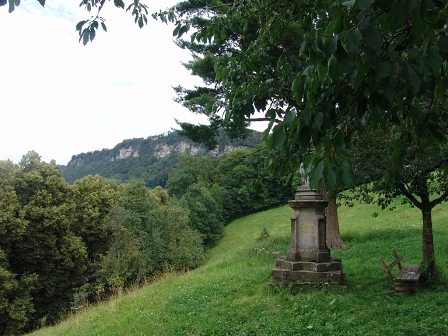 wiese mit bank und statue