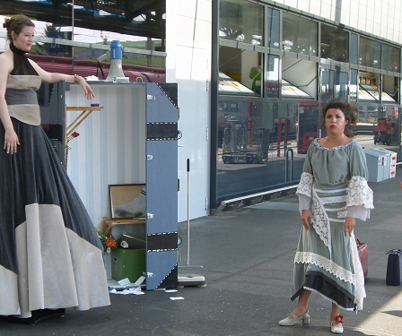 Verlassene Schauspielerin am Bahnsteig