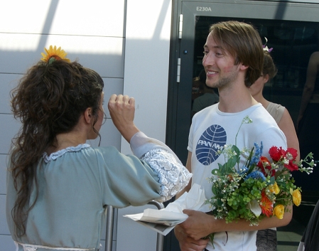 Schauspielerin und ein Passant im Gespräch.