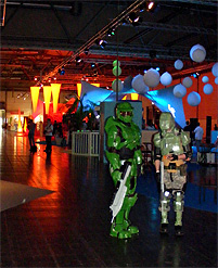 Zwei verkleidete Personen in "Halo"-Kostümen auf der "Games Convention Online" in Leipzig.