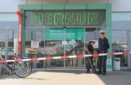 Polizei-Abspeerung bei Merkur Supermarkt