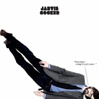 Jarvis Cocker in Seitenlage, Beine hochgestreckt