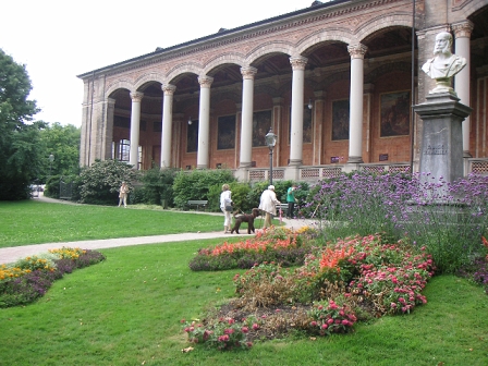 garten hinter dem kurhaus, mit spaziergängern und eine marmorbüste