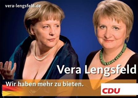 Angela Merkel und Vera Lengsfeld, beide mit tiefem Dekolleté.