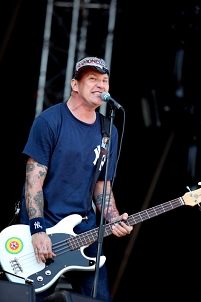 CJ Ramone, mit einem Ramones Kapperl und vielen vielen Tattoos