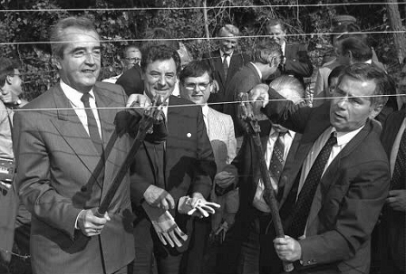 Alois Mock und Gyula Horn beim Zerschneiden des eisernen Vorhangs