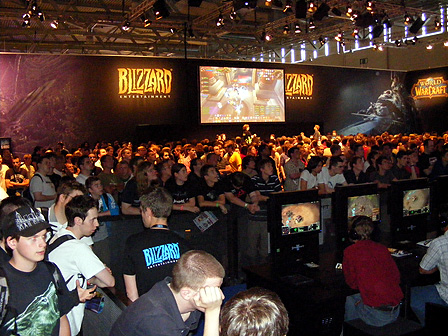 Der überfüllte Messestand von Blizzard Entertainment auf der "gamescom" in Köln.