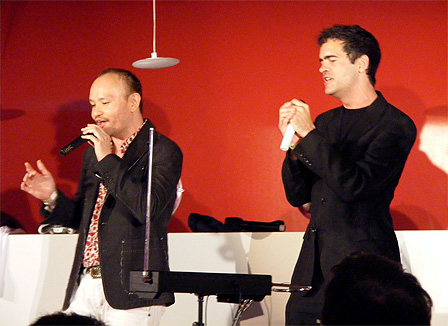 Keiichi Yano und Steven Poole beim Karaoke-Singen.