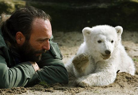 Knut mit seinem Pfleger