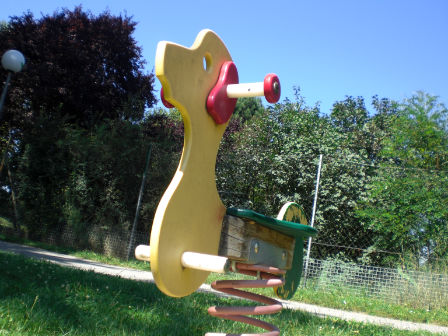 Spielgerät am Spielplatz. Eine Ente zum Schaukeln.