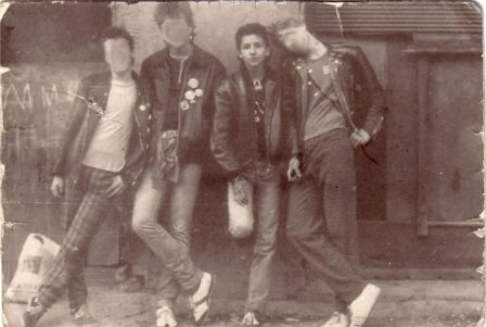 Marco mit seinen Freunden. Junge Punks in der DDR