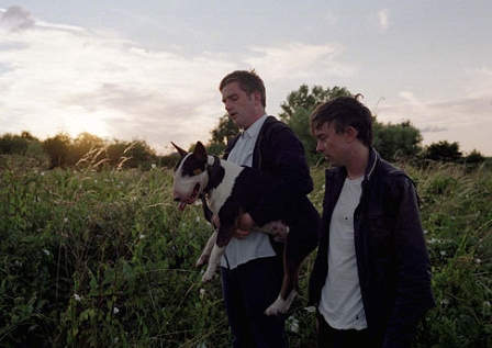 Milo Cordell und Robbie Furze mit Hund. Britischer Bull-Terrier.