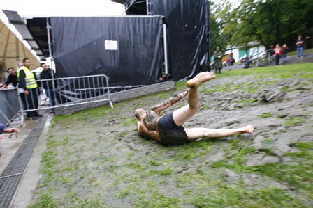 © Florian Wieser/Shootingmusic durch den Schlamm rutschender Festivalbesucher in Shorts