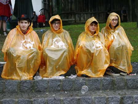 © Florian Wieser/Shootingmusic vier Menschen mit orangem Regenschutz