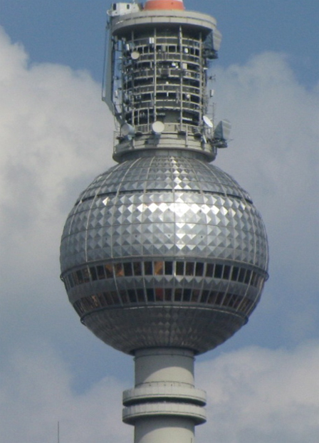 Fernsehturm mit kreuzförmiger Reflexion