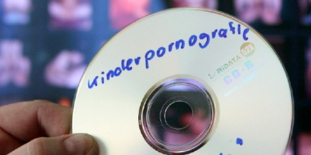 © dpa CD-Rohling mit der Aufschrift Kinderpornographie