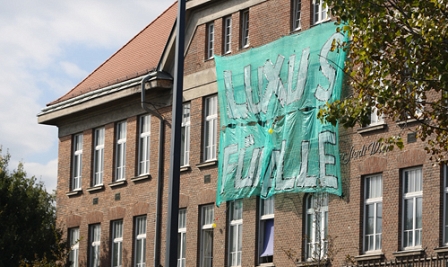© Radio FM4 / Claus Pirschner Besetzes Haus in Wien an der Triesterstrasse;
mit Transparent: Luxus für alle