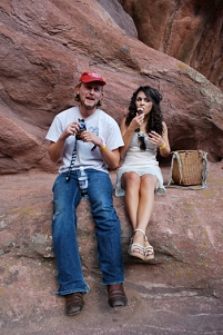 © Band Van und Cambria, auf Felsen sitzend