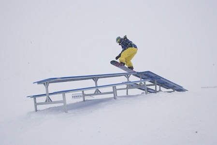 Julia Baumgartner (ö. snowboardpro) auf den Tables/railline