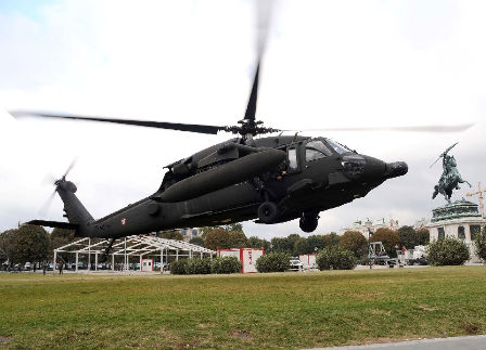 Ein Militärhelikopter landet auf einer Grünfläche mitten in Wien.