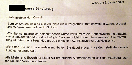 © marc carnal Warnschreiben des Vermieters an die Bewohner eines Hauses, weil regelmäßig die Druckknöpfe des Aufzugs gestohlen werden