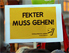 "Fekter muss gehen"-Schild bei einer Demonstration