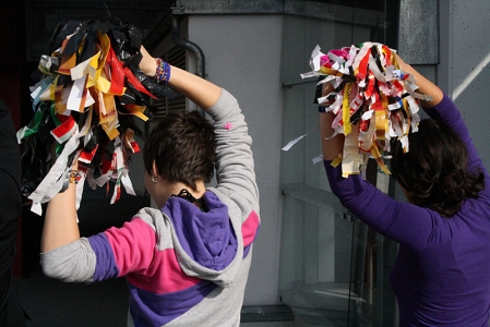 Cheerleaders bei Abschiebedemo am Flughafen